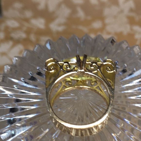 Elegant 14k Gold Gemstone Ring with a beautiful faceted Peridot & Rubies - Picture 4 of 16